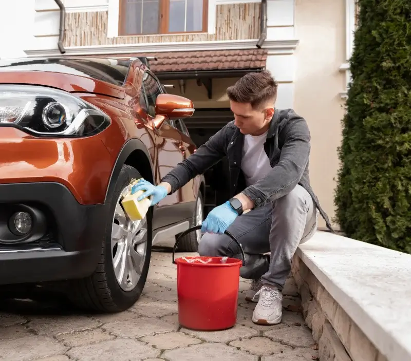 Lavage auto à domicile Saint Aulaye-Puymangou : professionnel intervenant sur un véhicule